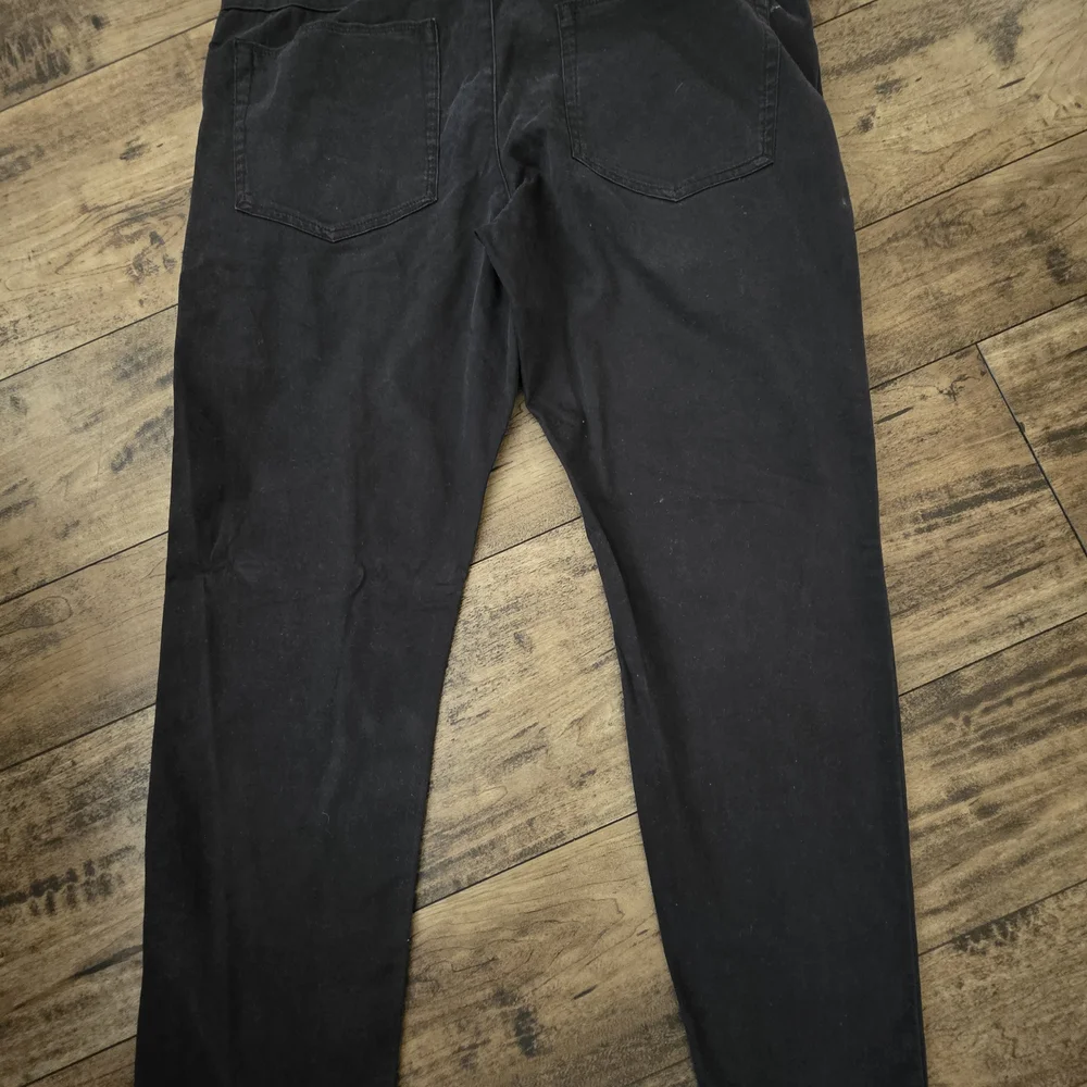 Van Heusen stylish black